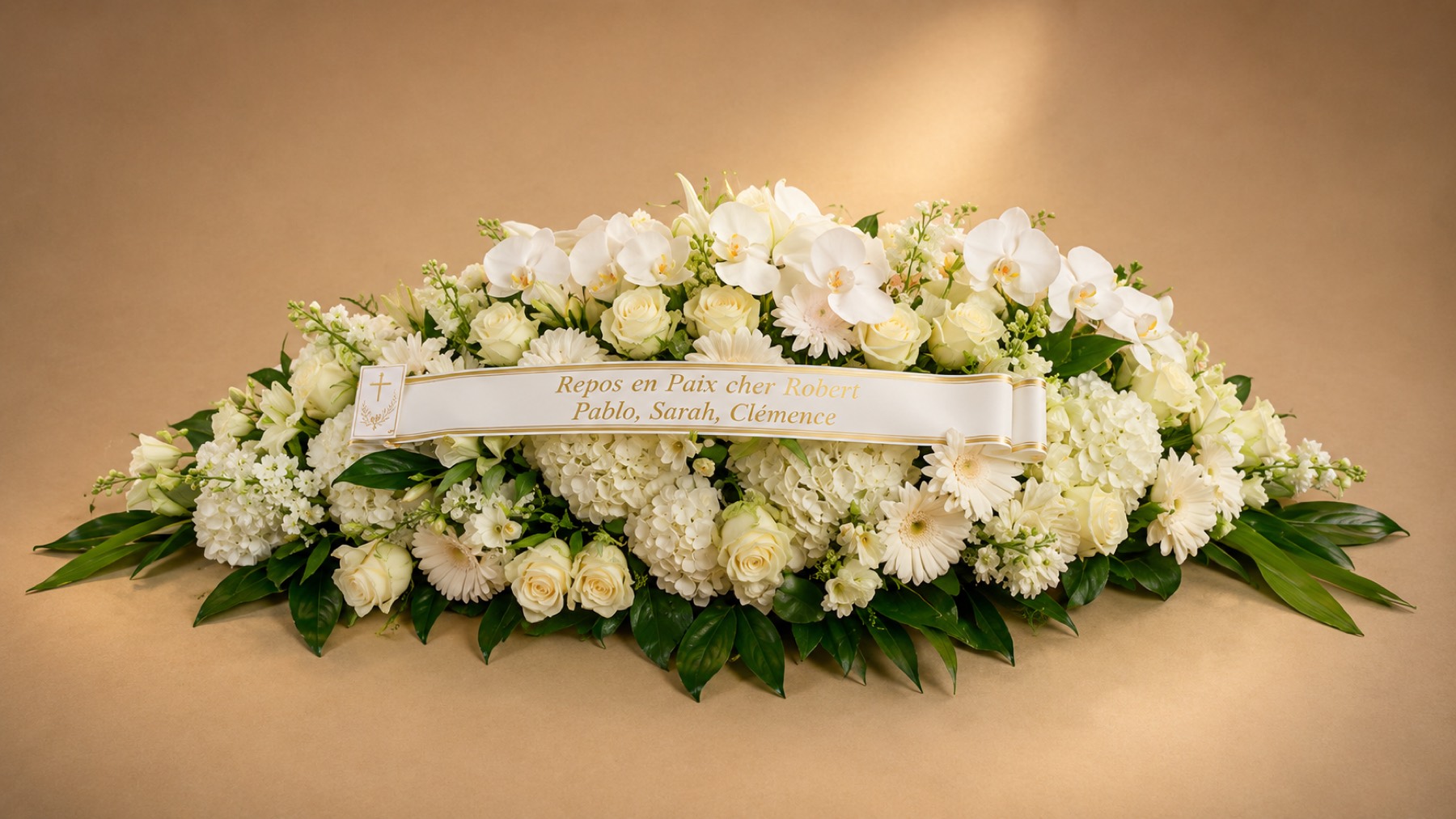 Composition de fleurs blanches — dessus de cercueil